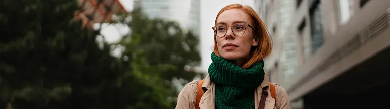 En ung kvinna i stadsmiljö