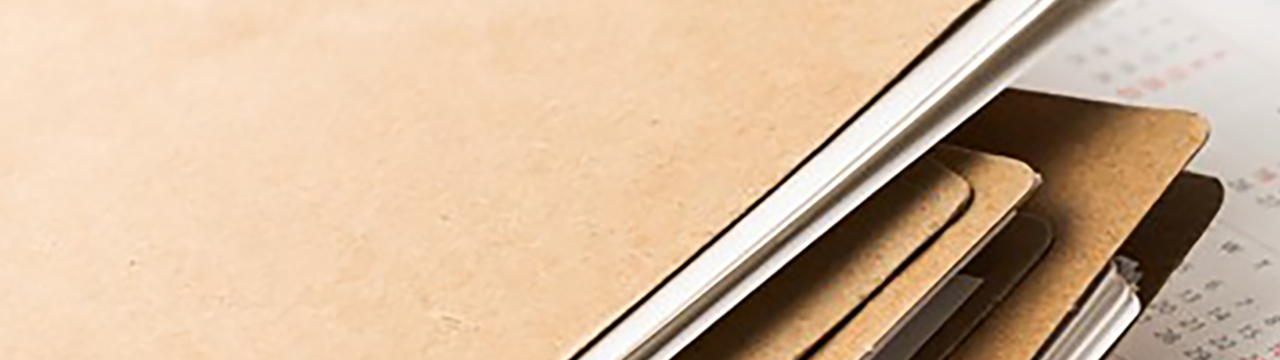 Bruna mappar med papper i