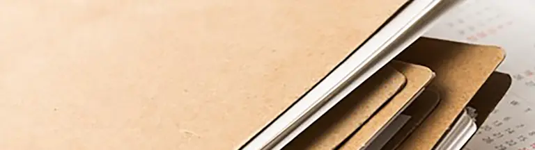 Bruna mappar med papper i