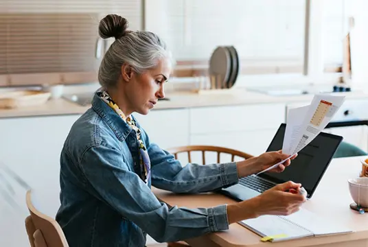 Äldre kvinna i kök