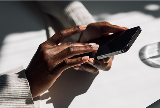 händer och mobiltelefon