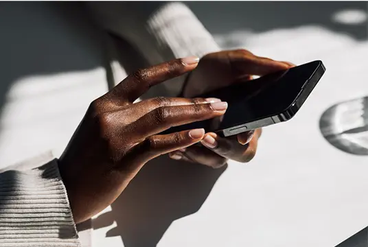 händer och mobiltelefon