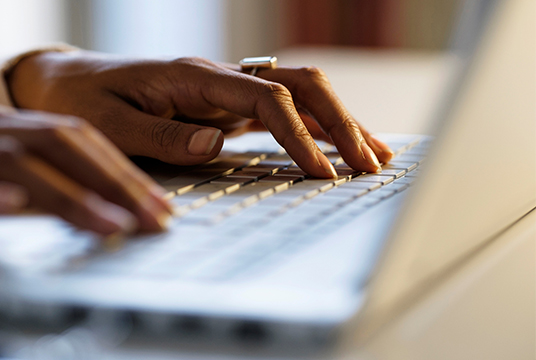 Händer och tangentbord