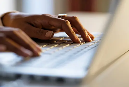 Händer och tangentbord