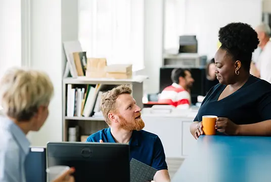 Kollegor pratar på kontor