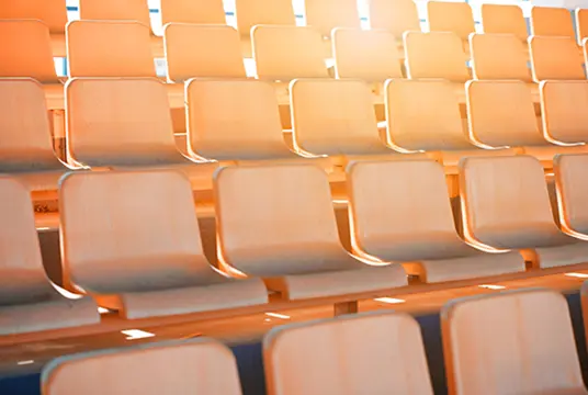 Tomma stolar på en läktare