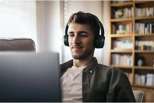 Man framför en dator