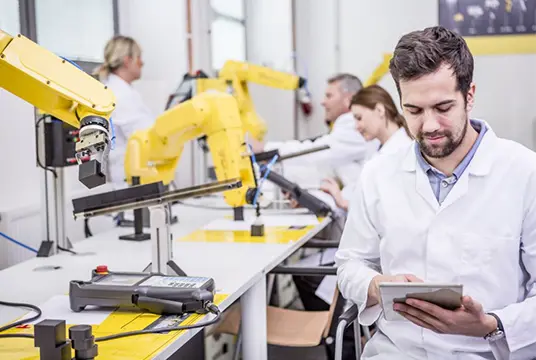 Ung man jobbar med teknik