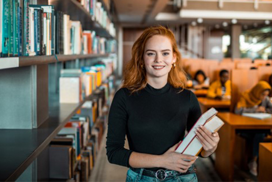 Ung tjej i bibliotek