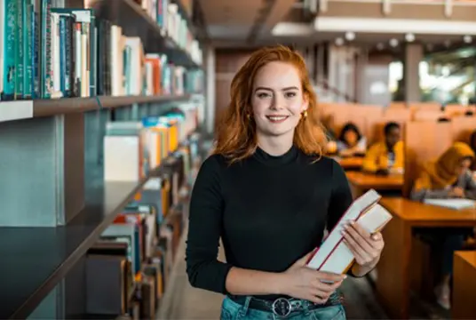 Ung tjej i bibliotek