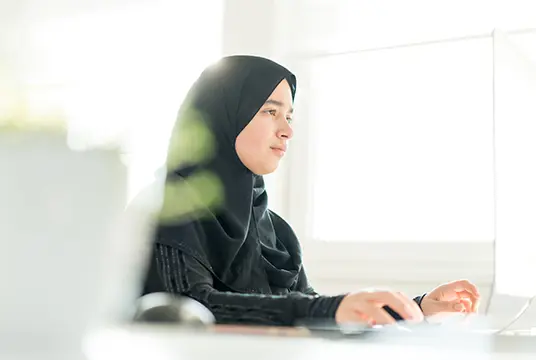 Ung tjej i slöja deltar i ett program