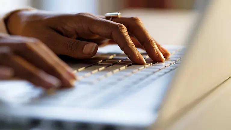 Händer som skriver på ett tangentbord