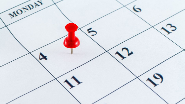 Kalender med rött stift