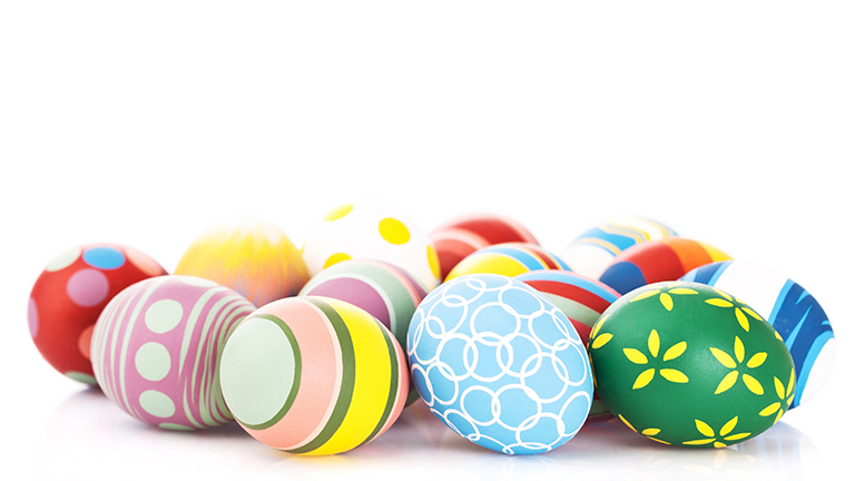 Målade ägg med glada färger och fina mönster