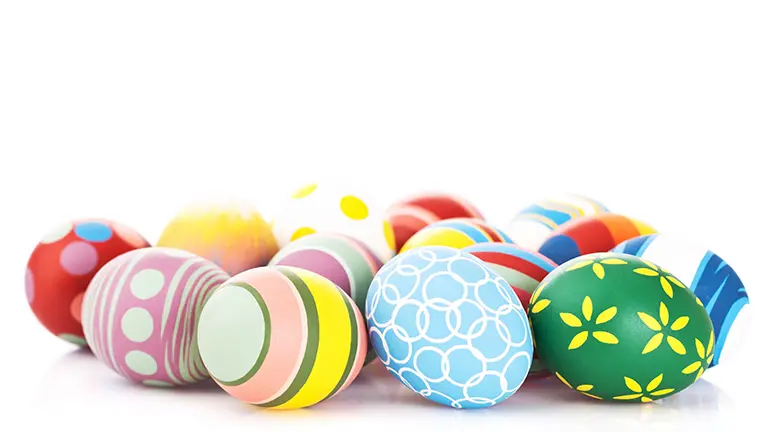 Målade ägg med glada färger och fina mönster