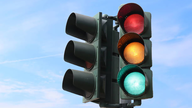 Trafikljus som växlar till rött